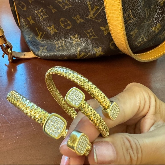 Authentic Roberto Coin Primavera Wrap Bangle with Diamonds – 18K Yellow Gold - Picture 5 of 13